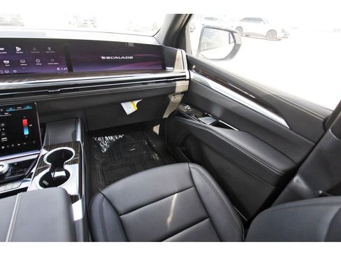 Certified 2025 Cadillac Escalade ESV Luxury image 10
