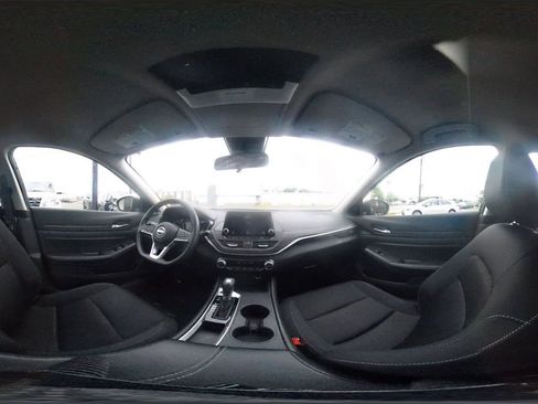 Used 2025 Nissan Altima 2.5 SV FWD image 42