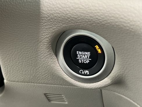 Used 2022 Chrysler Pacifica Limited w/ Uconnect Theater Family Group FWD image 36