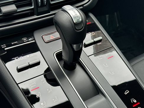 Used 2025 Porsche Macan AWD image 22