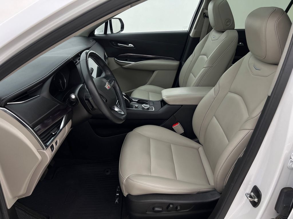 Used 2022 Cadillac XT4 Luxury w/ Cold Weather Package AWD/4WD image 11