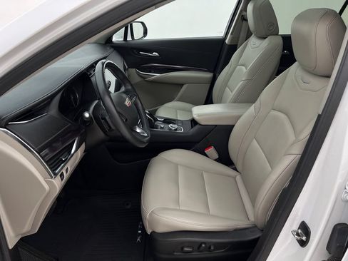 Used 2022 Cadillac XT4 Luxury w/ Cold Weather Package AWD/4WD image 11