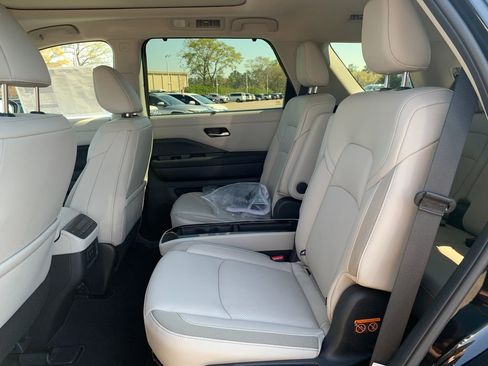 New 2026 Nissan Pathfinder SL image 9