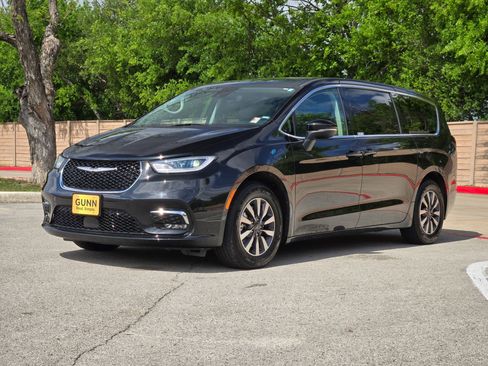 Used 2023 Chrysler Pacifica Touring-L FWD image 7