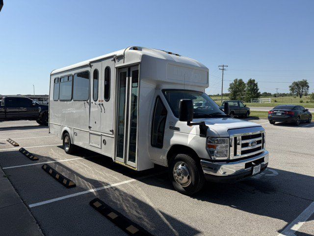 Used 2016 Ford E-450 and Econoline 450 Super Duty w/ Shuttle Bus Prep Package RWD image 5