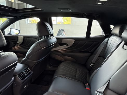 Used 2023 Lexus LS 500h AWD w/ Luxury Package image 29