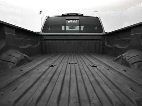 Used 2017 Nissan Titan SV AWD/4WD image 7