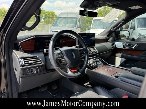 Used 2022 Lincoln Navigator Reserve AWD/4WD image 12
