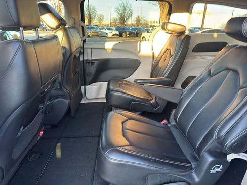 Used 2024 Chrysler Pacifica Touring-L image 13