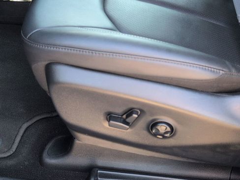 Used 2025 Chrysler Pacifica Select image 14