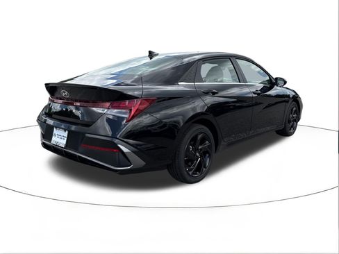 New 2026 Hyundai Elantra SEL Sport FWD image 3