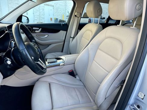 Used 2021 Mercedes-Benz GLC 300 w/ Premium Package image 11