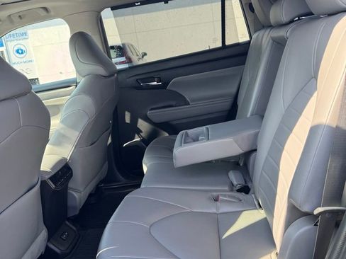 Used 2022 Toyota Highlander XLE image 9