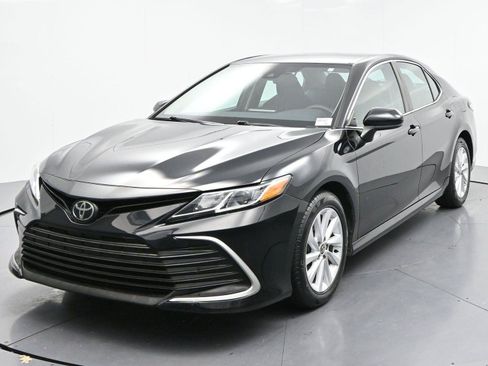 Used 2022 Toyota Camry LE FWD image 3