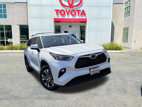 Used 2023 Toyota Highlander XLE AWD/4WD image 2
