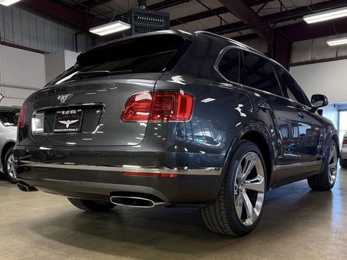 Used 2018 Bentley Bentayga image 19