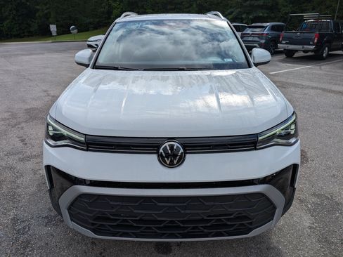 Used 2025 Volkswagen Taos SE w/ Panoramic Sunroof Package FWD image 12