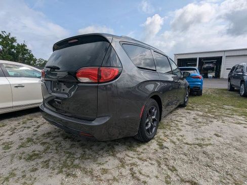 Used 2020 Chrysler Pacifica Touring-L Plus FWD image 3