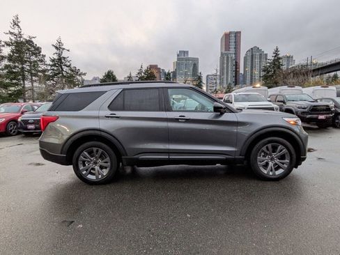 Certified 2022 Ford Explorer XLT w/ Equipment Group 202A image 4