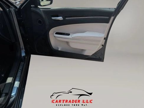 Used 2018 Chrysler 300 Limited RWD image 14