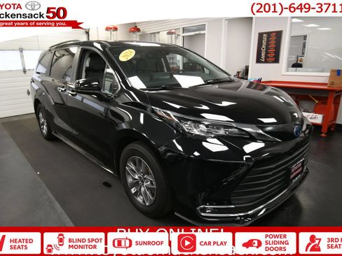 Used 2024 Toyota Sienna XLE FWD image 1