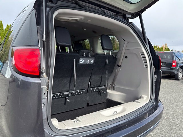 Used 2018 Chrysler Pacifica Touring-L FWD image 14