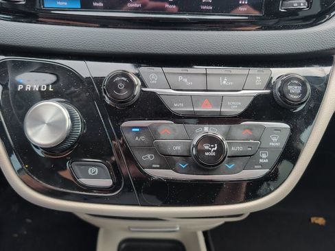 Used 2024 Chrysler Pacifica Touring-L FWD image 17