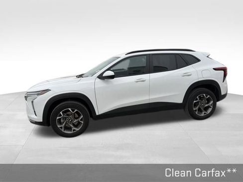 Used 2025 Chevrolet Trax LT w/ LT Convenience Package image 9