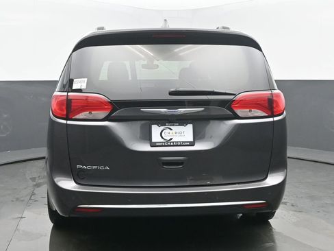 Used 2018 Chrysler Pacifica Touring-L Plus w/ Tire & Wheel Group image 5