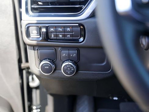 Used 2025 GMC Yukon Denali RWD image 15