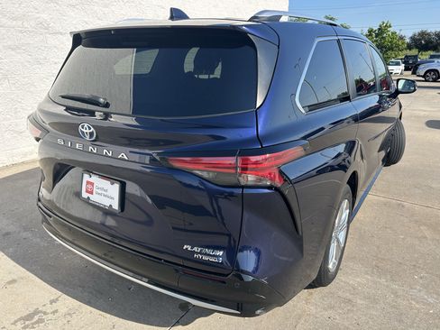 Used 2021 Toyota Sienna Platinum AWD/4WD image 6