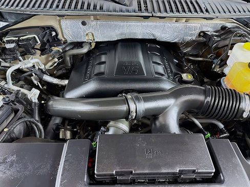 Used 2017 Ford Expedition XLT w/ Equipment Group 201A AWD/4WD image 13
