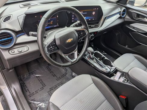Used 2025 Chevrolet Trax LT w/ LT Convenience Package image 14