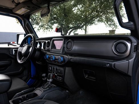 Used 2021 Jeep Gladiator Willys image 23