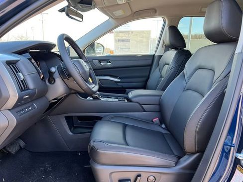 New 2026 Nissan Pathfinder SL image 3