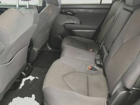 Used 2022 Toyota Highlander LE FWD image 22