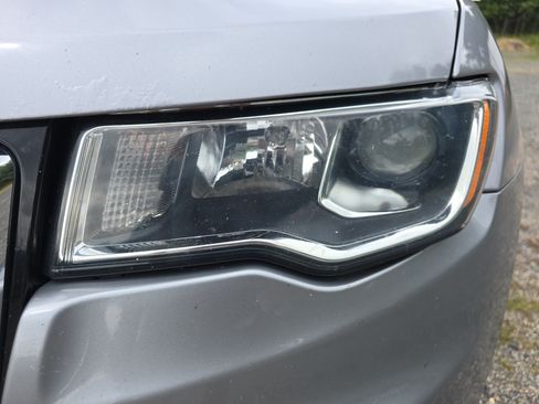 Used 2018 Jeep Grand Cherokee Laredo AWD/4WD image 9