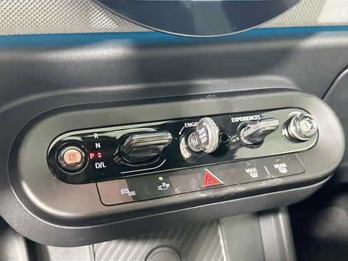 Used 2025 MINI Cooper 2-Door Hardtop image 18