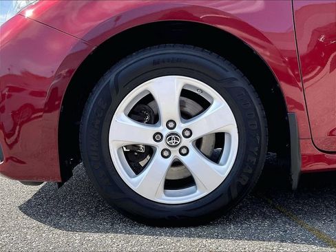 Used 2019 Toyota Sienna L w/ Carpet Mat Package FWD image 4