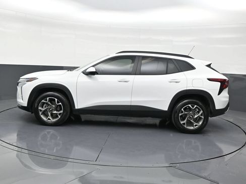 Used 2024 Chevrolet Trax LT FWD image 2