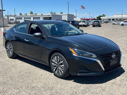 Used 2024 Nissan Altima 2.5 SV FWD image 3