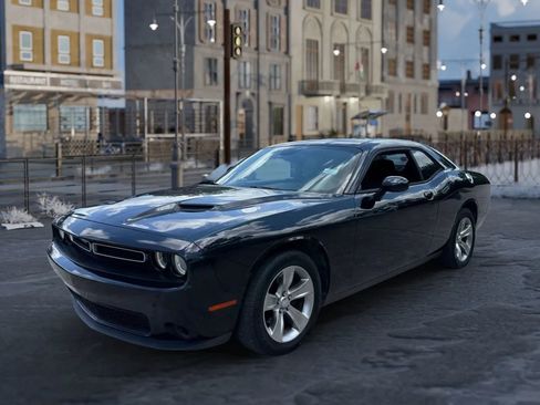Used 2016 Dodge Challenger SXT image 3