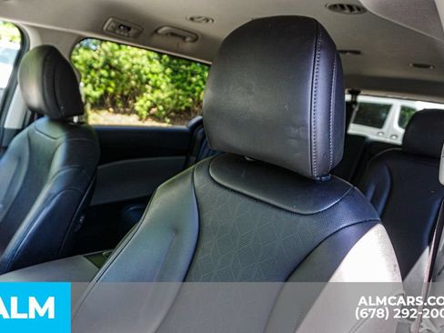Used 2025 Kia Carnival FWD image 17