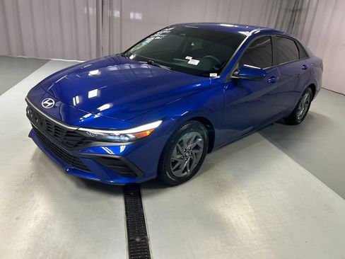 Used 2024 Hyundai Elantra SEL FWD image 3