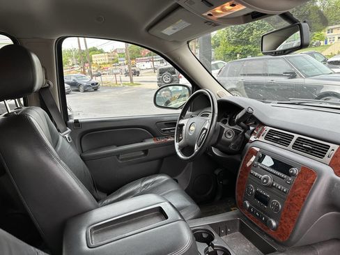 Used 2014 Chevrolet Suburban LT w/ Luxury Package AWD/4WD image 9