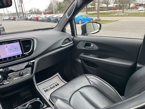 Used 2025 Chrysler Pacifica Limited image 14