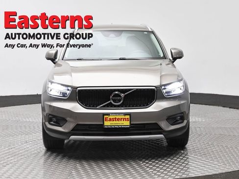 Used 2022 Volvo XC40 T4 Momentum FWD image 2