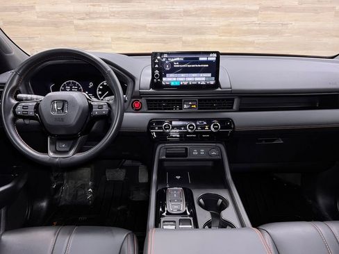 Used 2025 Honda Pilot TrailSport image 2