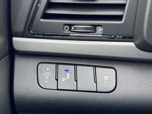 Used 2017 Hyundai Elantra Limited w/ Limited Tech Package 04 image 22