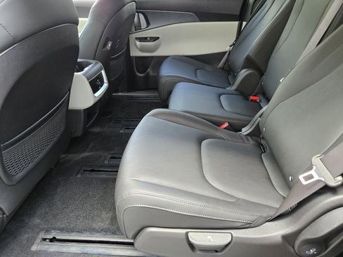 Used 2023 Kia Carnival LX FWD image 19